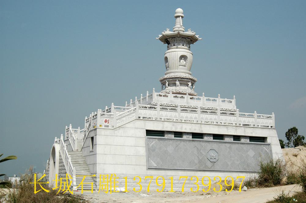石塔造型挺秀，　石雕佛塔各部构件比例权衡适度，　雕工精比。　是我国密檐式石塔中一种很别致的样式，须弥座上部为三层仰莲瓣上托塔身。这座石雕佛塔具有很高的艺术价值。