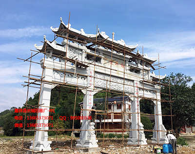 现代石雕牌楼为城市添加色彩